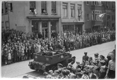 97684 Afbeelding van de geallieerde militairen van de 3rd Canadian Infantry Division tijdens de Memorial D-Day Parade ...